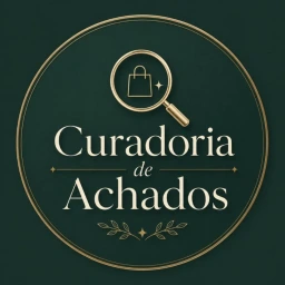 Selo circular oficial da Curadoria de Achados, com lupa, sacola e nome da marca